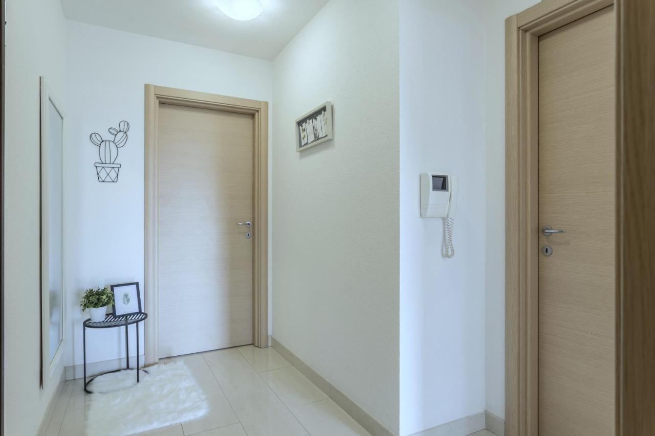 Iris Beach Apartments Kaštela Buitenkant foto
